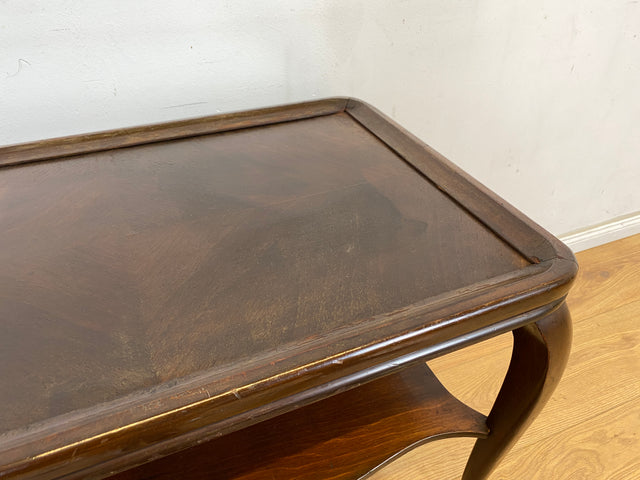 WMK Formschöner und gut erhaltener 60er Jahre Chippendale Beistelltisch aus Nussbaum mit praktischer Ablage # Tisch Couchtisch Salontisch Coffee Table Wohnzimmertisch Ablage Stilmöbel Vintage