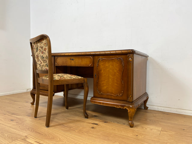 WMK Schöner und gut erhaltener Chippendale Schreibtisch aus vollem Holz in Nussbaum, freistellend, mit Schubladen & hübschen Holzapplikationen # Desk Arbeitstisch Bürotisch Stilmöbel Vintage