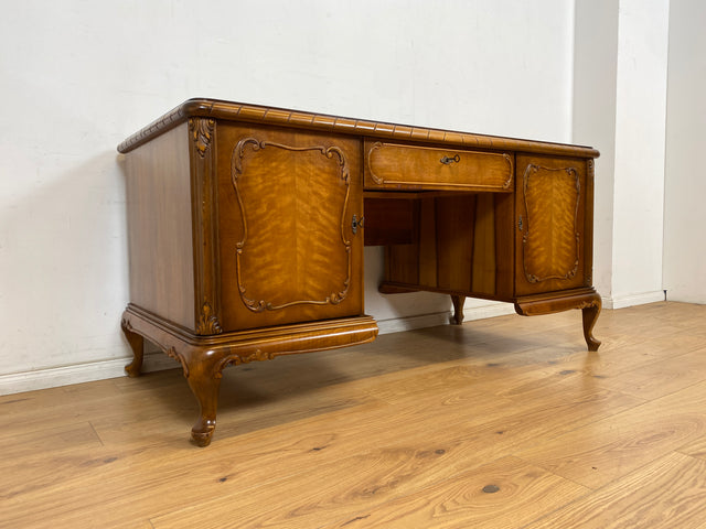 WMK Schöner und gut erhaltener Chippendale Schreibtisch aus vollem Holz in Nussbaum, freistellend, mit Schubladen & hübschen Holzapplikationen # Desk Arbeitstisch Bürotisch Stilmöbel Vintage