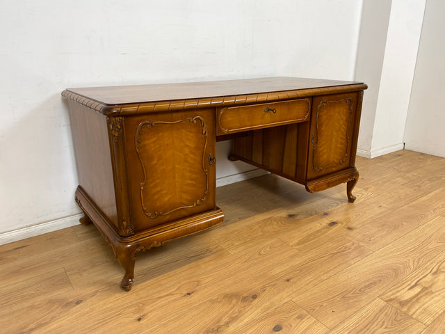 WMK Schöner und gut erhaltener Chippendale Schreibtisch aus vollem Holz in Nussbaum, freistellend, mit Schubladen & hübschen Holzapplikationen # Desk Arbeitstisch Bürotisch Stilmöbel Vintage