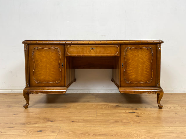 WMK Schöner und gut erhaltener Chippendale Schreibtisch aus vollem Holz in Nussbaum, freistellend, mit Schubladen & hübschen Holzapplikationen # Desk Arbeitstisch Bürotisch Stilmöbel Vintage