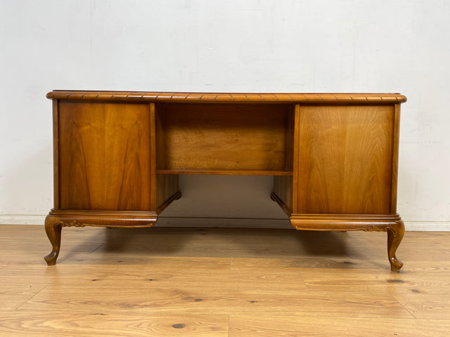 WMK Schöner und gut erhaltener Chippendale Schreibtisch aus vollem Holz in Nussbaum, freistellend, mit Schubladen & hübschen Holzapplikationen # Desk Arbeitstisch Bürotisch Stilmöbel Vintage