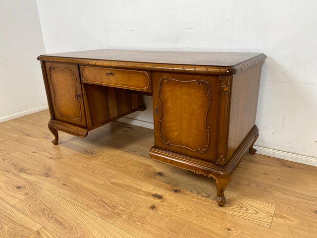 WMK Schöner und gut erhaltener Chippendale Schreibtisch aus vollem Holz in Nussbaum, freistellend, mit Schubladen & hübschen Holzapplikationen # Desk Arbeitstisch Bürotisch Stilmöbel Vintage