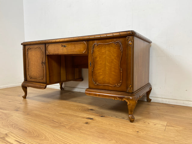 WMK Schöner und gut erhaltener Chippendale Schreibtisch aus vollem Holz in Nussbaum, freistellend, mit Schubladen & hübschen Holzapplikationen # Desk Arbeitstisch Bürotisch Stilmöbel Vintage