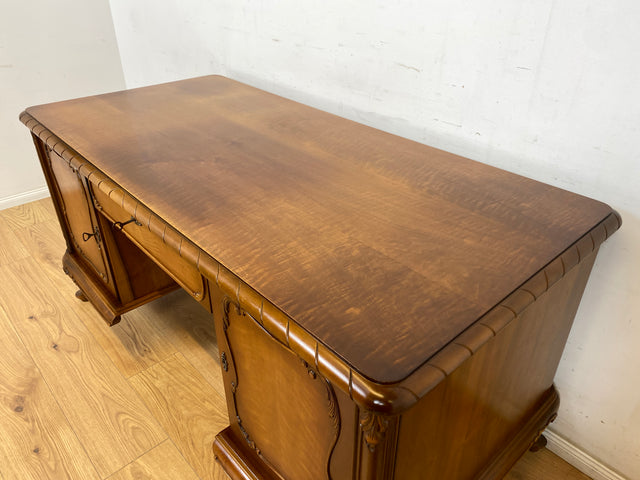 WMK Schöner und gut erhaltener Chippendale Schreibtisch aus vollem Holz in Nussbaum, freistellend, mit Schubladen & hübschen Holzapplikationen # Desk Arbeitstisch Bürotisch Stilmöbel Vintage