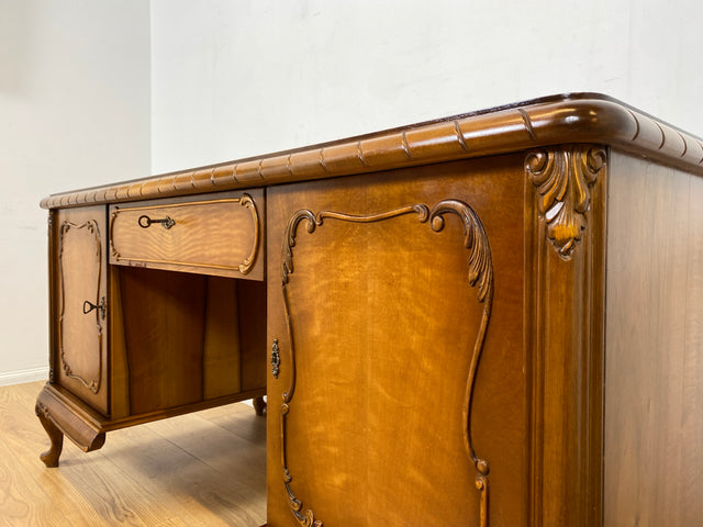 WMK Schöner und gut erhaltener Chippendale Schreibtisch aus vollem Holz in Nussbaum, freistellend, mit Schubladen & hübschen Holzapplikationen # Desk Arbeitstisch Bürotisch Stilmöbel Vintage