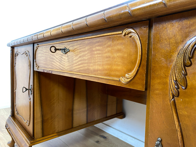 WMK Schöner und gut erhaltener Chippendale Schreibtisch aus vollem Holz in Nussbaum, freistellend, mit Schubladen & hübschen Holzapplikationen # Desk Arbeitstisch Bürotisch Stilmöbel Vintage