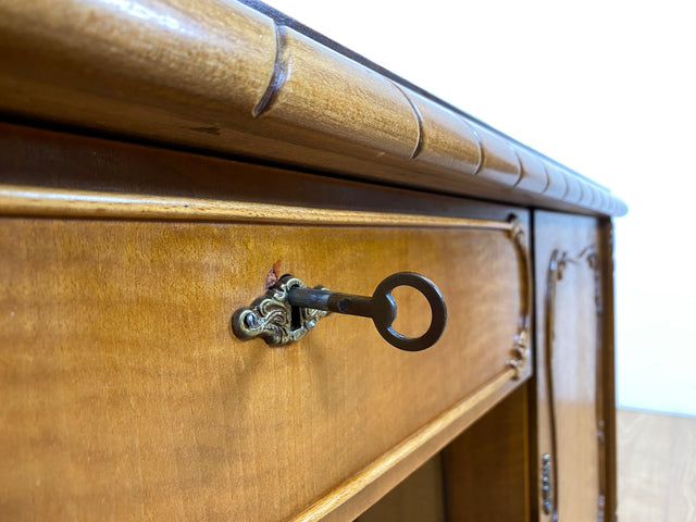 WMK Schöner und gut erhaltener Chippendale Schreibtisch aus vollem Holz in Nussbaum, freistellend, mit Schubladen & hübschen Holzapplikationen # Desk Arbeitstisch Bürotisch Stilmöbel Vintage