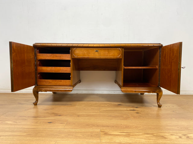 WMK Schöner und gut erhaltener Chippendale Schreibtisch aus vollem Holz in Nussbaum, freistellend, mit Schubladen & hübschen Holzapplikationen # Desk Arbeitstisch Bürotisch Stilmöbel Vintage