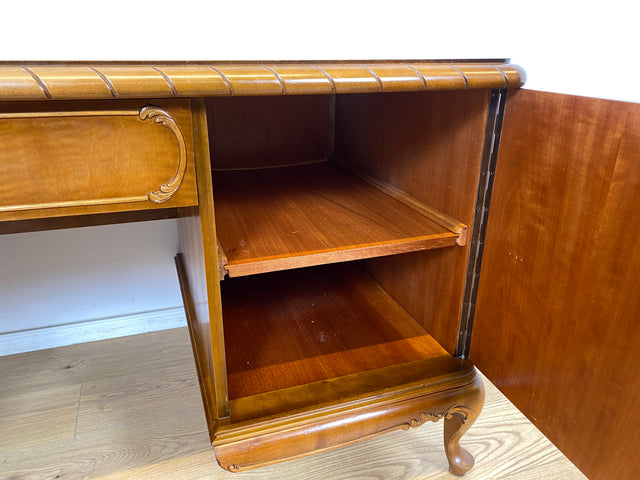 WMK Schöner und gut erhaltener Chippendale Schreibtisch aus vollem Holz in Nussbaum, freistellend, mit Schubladen & hübschen Holzapplikationen # Desk Arbeitstisch Bürotisch Stilmöbel Vintage