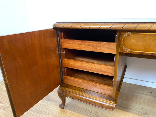 WMK Schöner und gut erhaltener Chippendale Schreibtisch aus vollem Holz in Nussbaum, freistellend, mit Schubladen & hübschen Holzapplikationen # Desk Arbeitstisch Bürotisch Stilmöbel Vintage