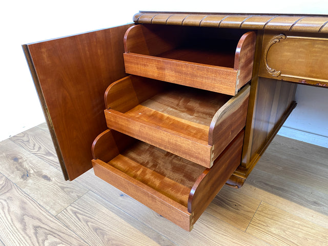 WMK Schöner und gut erhaltener Chippendale Schreibtisch aus vollem Holz in Nussbaum, freistellend, mit Schubladen & hübschen Holzapplikationen # Desk Arbeitstisch Bürotisch Stilmöbel Vintage