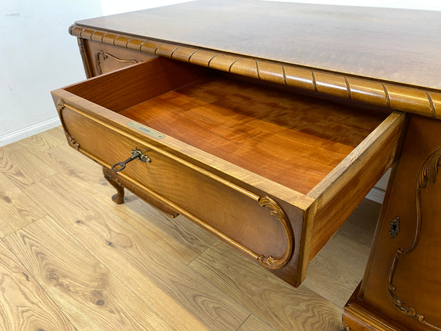 WMK Schöner und gut erhaltener Chippendale Schreibtisch aus vollem Holz in Nussbaum, freistellend, mit Schubladen & hübschen Holzapplikationen # Desk Arbeitstisch Bürotisch Stilmöbel Vintage