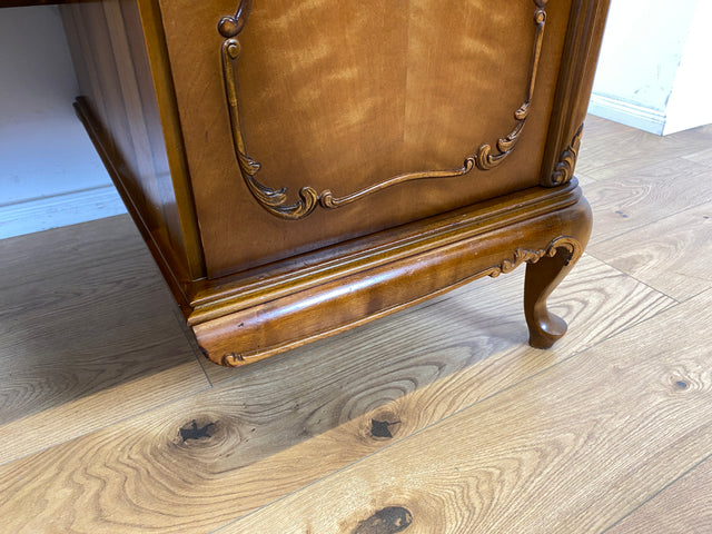 WMK Schöner und gut erhaltener Chippendale Schreibtisch aus vollem Holz in Nussbaum, freistellend, mit Schubladen & hübschen Holzapplikationen # Desk Arbeitstisch Bürotisch Stilmöbel Vintage