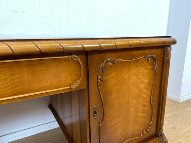 WMK Schöner und gut erhaltener Chippendale Schreibtisch aus vollem Holz in Nussbaum, freistellend, mit Schubladen & hübschen Holzapplikationen # Desk Arbeitstisch Bürotisch Stilmöbel Vintage