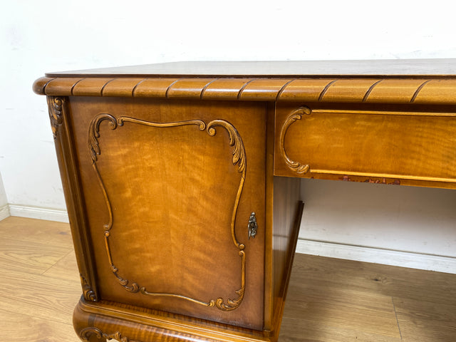 WMK Schöner und gut erhaltener Chippendale Schreibtisch aus vollem Holz in Nussbaum, freistellend, mit Schubladen & hübschen Holzapplikationen # Desk Arbeitstisch Bürotisch Stilmöbel Vintage