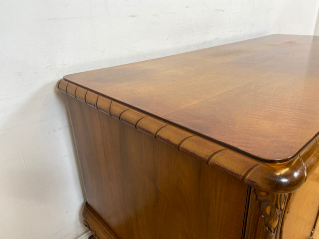 WMK Schöner und gut erhaltener Chippendale Schreibtisch aus vollem Holz in Nussbaum, freistellend, mit Schubladen & hübschen Holzapplikationen # Desk Arbeitstisch Bürotisch Stilmöbel Vintage