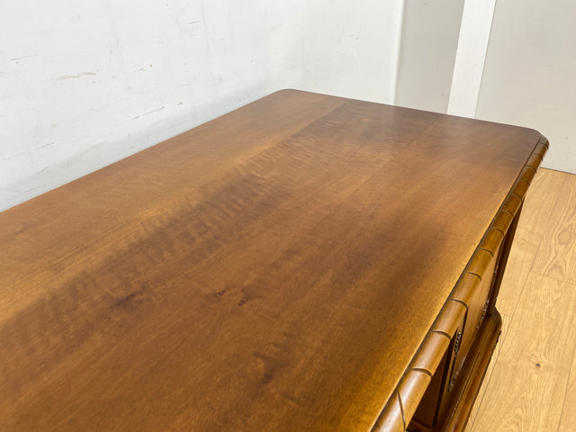 WMK Schöner und gut erhaltener Chippendale Schreibtisch aus vollem Holz in Nussbaum, freistellend, mit Schubladen & hübschen Holzapplikationen # Desk Arbeitstisch Bürotisch Stilmöbel Vintage