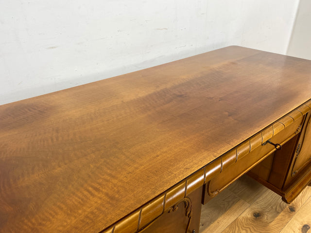 WMK Schöner und gut erhaltener Chippendale Schreibtisch aus vollem Holz in Nussbaum, freistellend, mit Schubladen & hübschen Holzapplikationen # Desk Arbeitstisch Bürotisch Stilmöbel Vintage