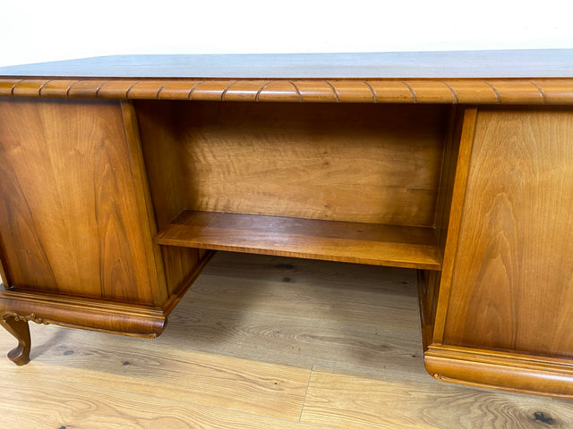 WMK Schöner und gut erhaltener Chippendale Schreibtisch aus vollem Holz in Nussbaum, freistellend, mit Schubladen & hübschen Holzapplikationen # Desk Arbeitstisch Bürotisch Stilmöbel Vintage