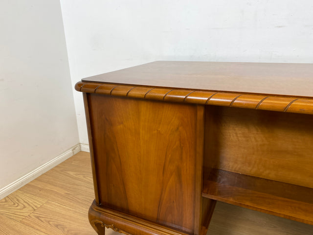 WMK Schöner und gut erhaltener Chippendale Schreibtisch aus vollem Holz in Nussbaum, freistellend, mit Schubladen & hübschen Holzapplikationen # Desk Arbeitstisch Bürotisch Stilmöbel Vintage