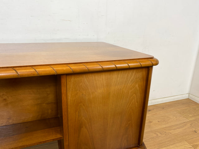 WMK Schöner und gut erhaltener Chippendale Schreibtisch aus vollem Holz in Nussbaum, freistellend, mit Schubladen & hübschen Holzapplikationen # Desk Arbeitstisch Bürotisch Stilmöbel Vintage