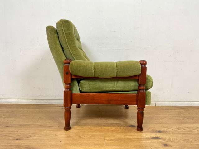 WMK 1/2 Stilvoller und sehr gut erhaltener skandinavischer Sessel mit grünem Samtbezug und gedrechseltem Holzgestell # Sessel Loungesessel Lesesessel Relaxsessel Sitzgarnitur Mid-Century Vintage