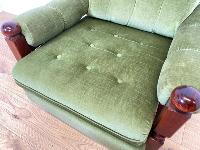 WMK 1/2 Stilvoller und sehr gut erhaltener skandinavischer Sessel mit grünem Samtbezug und gedrechseltem Holzgestell # Sessel Loungesessel Lesesessel Relaxsessel Sitzgarnitur Mid-Century Vintage