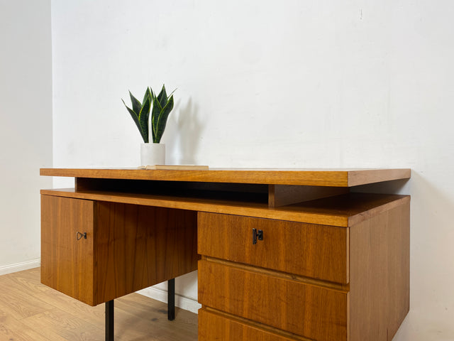 WMK Stilvoller, minimalistischer und gut erhaltener 70er Jahre Schreibtisch, freistellend, mit Schubladen und großem Fach # Arbeitstisch Bürotisch Writing Desk Sekretär Vintage Retro Mid-Century 60er