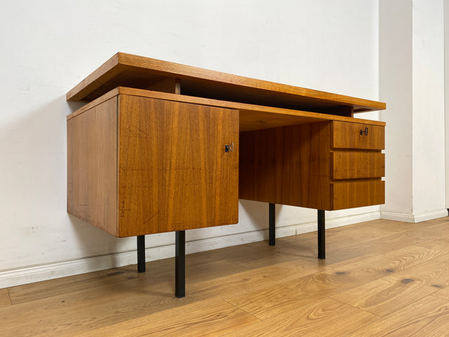 WMK Stilvoller, minimalistischer und gut erhaltener 70er Jahre Schreibtisch, freistellend, mit Schubladen und großem Fach # Arbeitstisch Bürotisch Writing Desk Sekretär Vintage Retro Mid-Century 60er