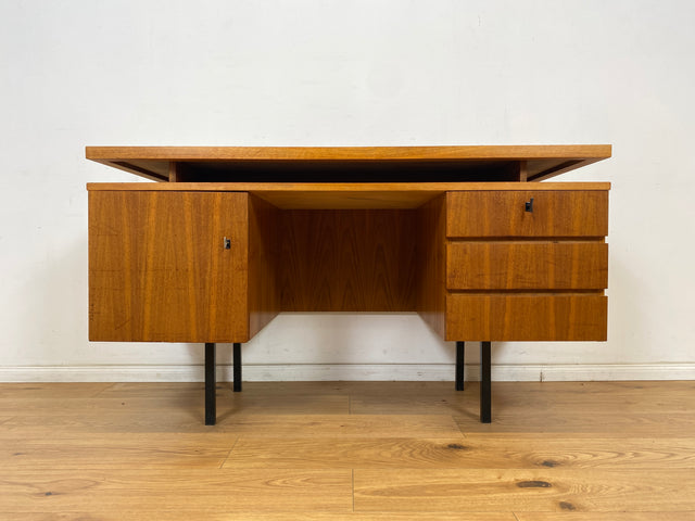 WMK Stilvoller, minimalistischer und gut erhaltener 70er Jahre Schreibtisch, freistellend, mit Schubladen und großem Fach # Arbeitstisch Bürotisch Writing Desk Sekretär Vintage Retro Mid-Century 60er