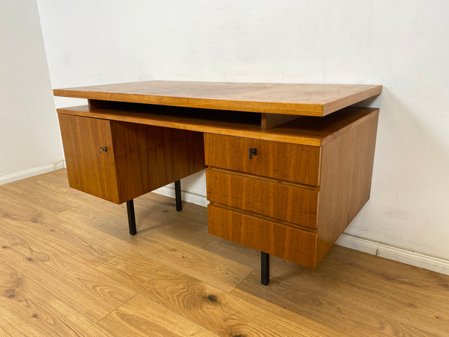 WMK Stilvoller, minimalistischer und gut erhaltener 70er Jahre Schreibtisch, freistellend, mit Schubladen und großem Fach # Arbeitstisch Bürotisch Writing Desk Sekretär Vintage Retro Mid-Century 60er