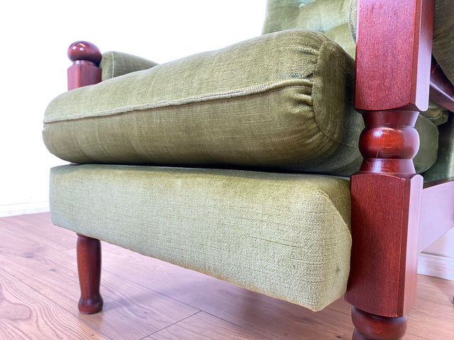 WMK 1/2 Stilvoller und sehr gut erhaltener skandinavischer Sessel mit grünem Samtbezug und gedrechseltem Holzgestell # Sessel Loungesessel Lesesessel Relaxsessel Sitzgarnitur Mid-Century Vintage