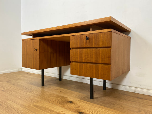 WMK Stilvoller, minimalistischer und gut erhaltener 70er Jahre Schreibtisch, freistellend, mit Schubladen und großem Fach # Arbeitstisch Bürotisch Writing Desk Sekretär Vintage Retro Mid-Century 60er