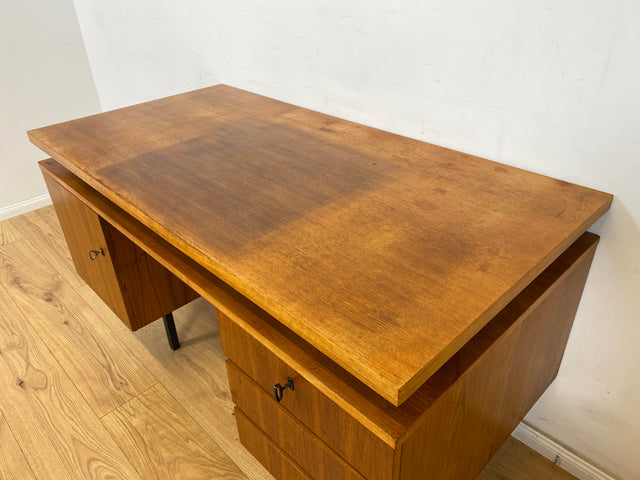 WMK Stilvoller, minimalistischer und gut erhaltener 70er Jahre Schreibtisch, freistellend, mit Schubladen und großem Fach # Arbeitstisch Bürotisch Writing Desk Sekretär Vintage Retro Mid-Century 60er