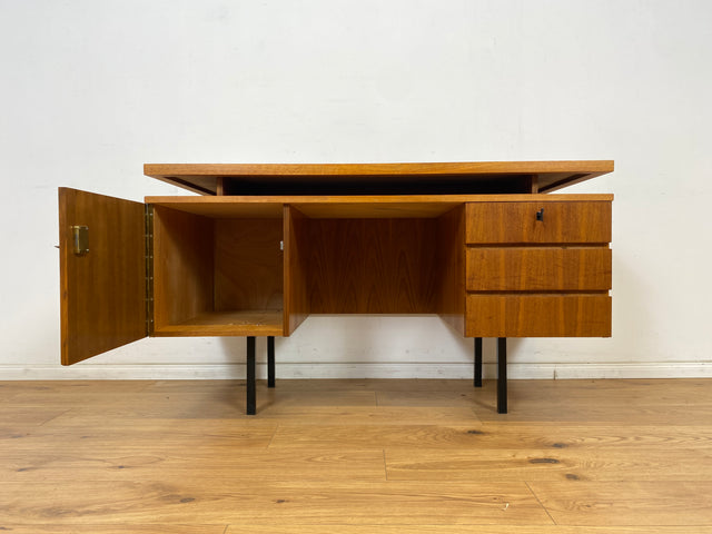 WMK Stilvoller, minimalistischer und gut erhaltener 70er Jahre Schreibtisch, freistellend, mit Schubladen und großem Fach # Arbeitstisch Bürotisch Writing Desk Sekretär Vintage Retro Mid-Century 60er