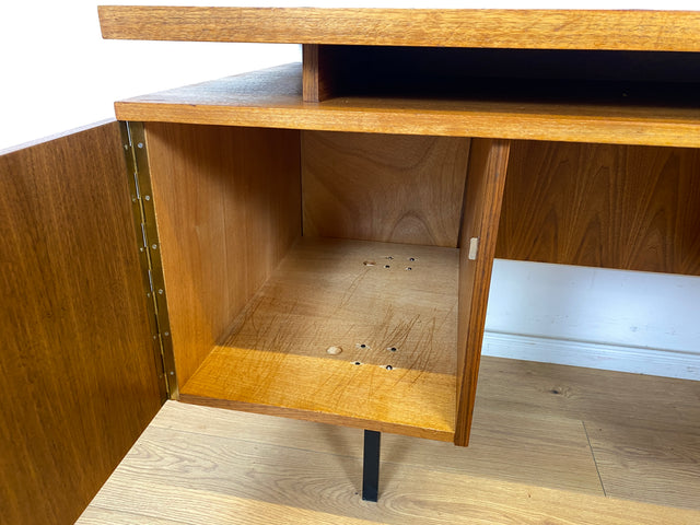 WMK Stilvoller, minimalistischer und gut erhaltener 70er Jahre Schreibtisch, freistellend, mit Schubladen und großem Fach # Arbeitstisch Bürotisch Writing Desk Sekretär Vintage Retro Mid-Century 60er