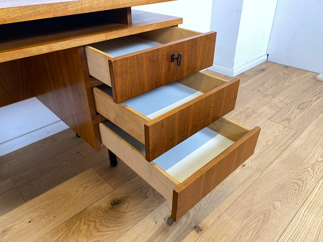 WMK Stilvoller, minimalistischer und gut erhaltener 70er Jahre Schreibtisch, freistellend, mit Schubladen und großem Fach # Arbeitstisch Bürotisch Writing Desk Sekretär Vintage Retro Mid-Century 60er