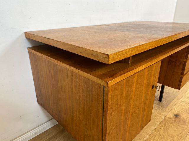 WMK Stilvoller, minimalistischer und gut erhaltener 70er Jahre Schreibtisch, freistellend, mit Schubladen und großem Fach # Arbeitstisch Bürotisch Writing Desk Sekretär Vintage Retro Mid-Century 60er