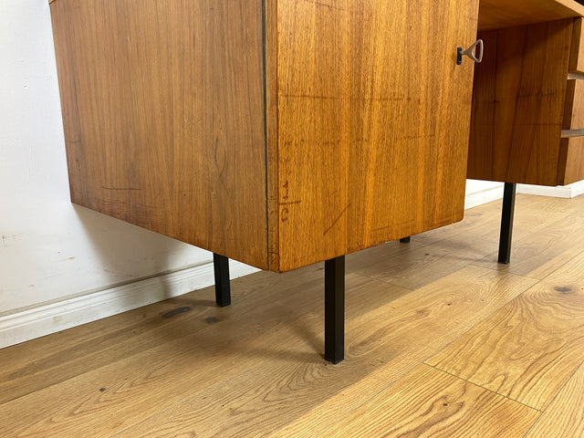 WMK Stilvoller, minimalistischer und gut erhaltener 70er Jahre Schreibtisch, freistellend, mit Schubladen und großem Fach # Arbeitstisch Bürotisch Writing Desk Sekretär Vintage Retro Mid-Century 60er