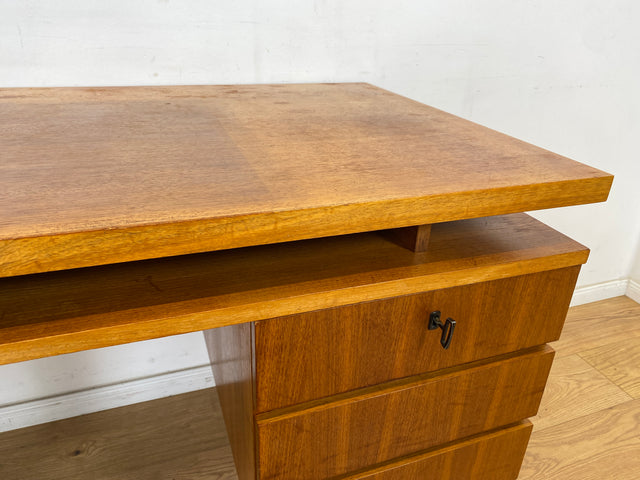 WMK Stilvoller, minimalistischer und gut erhaltener 70er Jahre Schreibtisch, freistellend, mit Schubladen und großem Fach # Arbeitstisch Bürotisch Writing Desk Sekretär Vintage Retro Mid-Century 60er