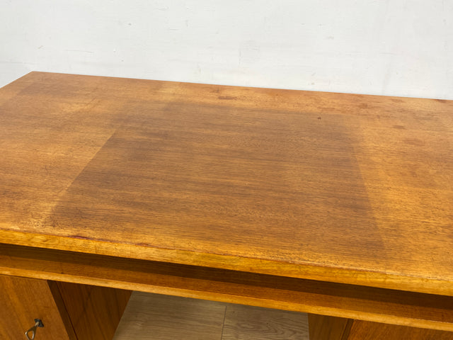 WMK Stilvoller, minimalistischer und gut erhaltener 70er Jahre Schreibtisch, freistellend, mit Schubladen und großem Fach # Arbeitstisch Bürotisch Writing Desk Sekretär Vintage Retro Mid-Century 60er