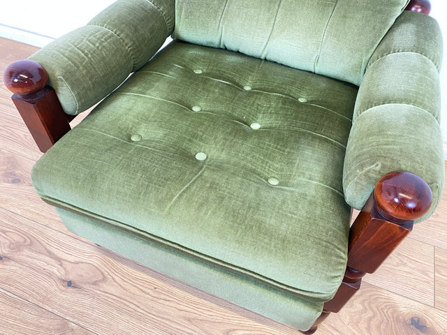 WMK 1/2 Stilvoller und sehr gut erhaltener skandinavischer Sessel mit grünem Samtbezug und gedrechseltem Holzgestell # Sessel Loungesessel Lesesessel Relaxsessel Sitzgarnitur Mid-Century Vintage