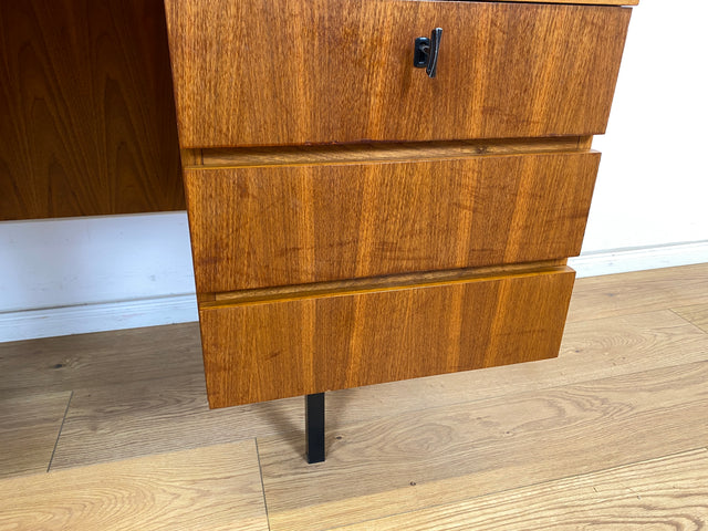 WMK Stilvoller, minimalistischer und gut erhaltener 70er Jahre Schreibtisch, freistellend, mit Schubladen und großem Fach # Arbeitstisch Bürotisch Writing Desk Sekretär Vintage Retro Mid-Century 60er