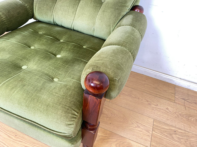 WMK 1/2 Stilvoller und sehr gut erhaltener skandinavischer Sessel mit grünem Samtbezug und gedrechseltem Holzgestell # Sessel Loungesessel Lesesessel Relaxsessel Sitzgarnitur Mid-Century Vintage