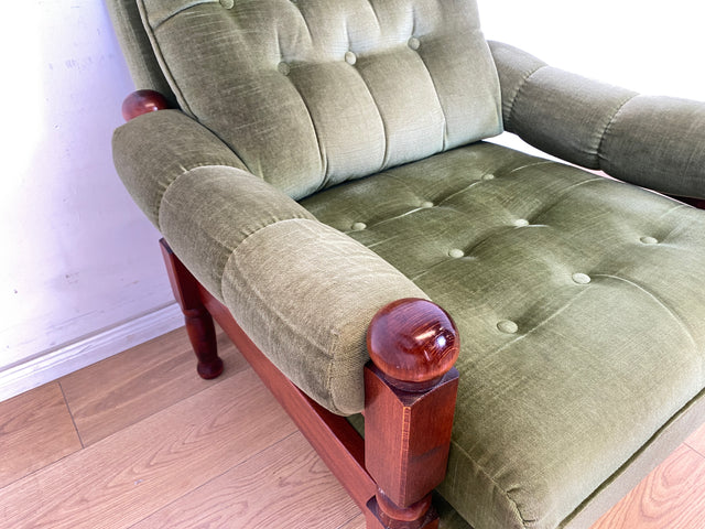 WMK 1/2 Stilvoller und sehr gut erhaltener skandinavischer Sessel mit grünem Samtbezug und gedrechseltem Holzgestell # Sessel Loungesessel Lesesessel Relaxsessel Sitzgarnitur Mid-Century Vintage