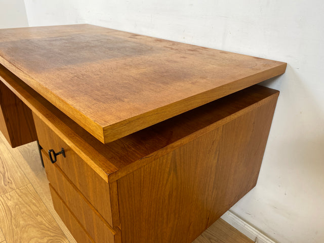 WMK Stilvoller, minimalistischer und gut erhaltener 70er Jahre Schreibtisch, freistellend, mit Schubladen und großem Fach # Arbeitstisch Bürotisch Writing Desk Sekretär Vintage Retro Mid-Century 60er