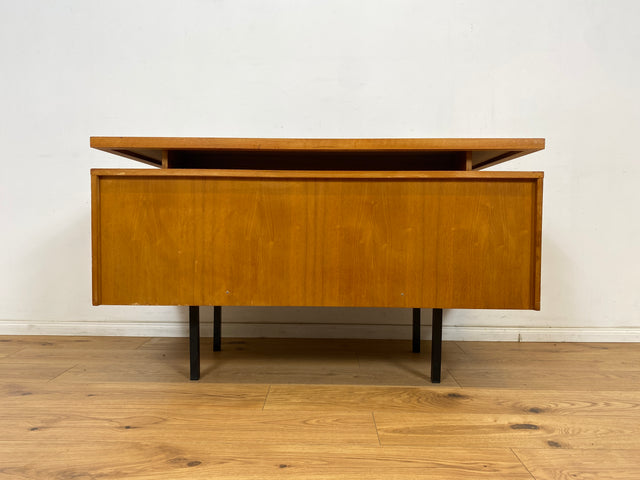 WMK Stilvoller, minimalistischer und gut erhaltener 70er Jahre Schreibtisch, freistellend, mit Schubladen und großem Fach # Arbeitstisch Bürotisch Writing Desk Sekretär Vintage Retro Mid-Century 60er