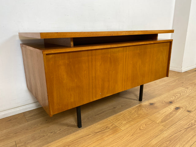 WMK Stilvoller, minimalistischer und gut erhaltener 70er Jahre Schreibtisch, freistellend, mit Schubladen und großem Fach # Arbeitstisch Bürotisch Writing Desk Sekretär Vintage Retro Mid-Century 60er