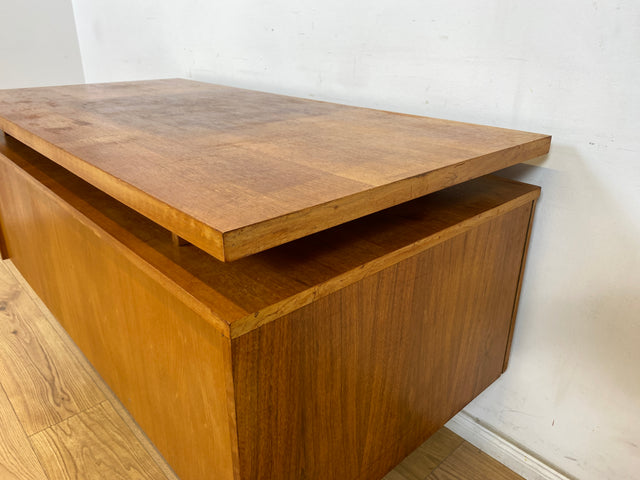 WMK Stilvoller, minimalistischer und gut erhaltener 70er Jahre Schreibtisch, freistellend, mit Schubladen und großem Fach # Arbeitstisch Bürotisch Writing Desk Sekretär Vintage Retro Mid-Century 60er